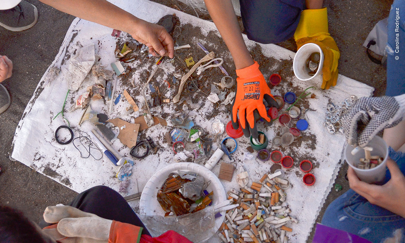 Clasificación de residuos pequeños encontrados en la arena.