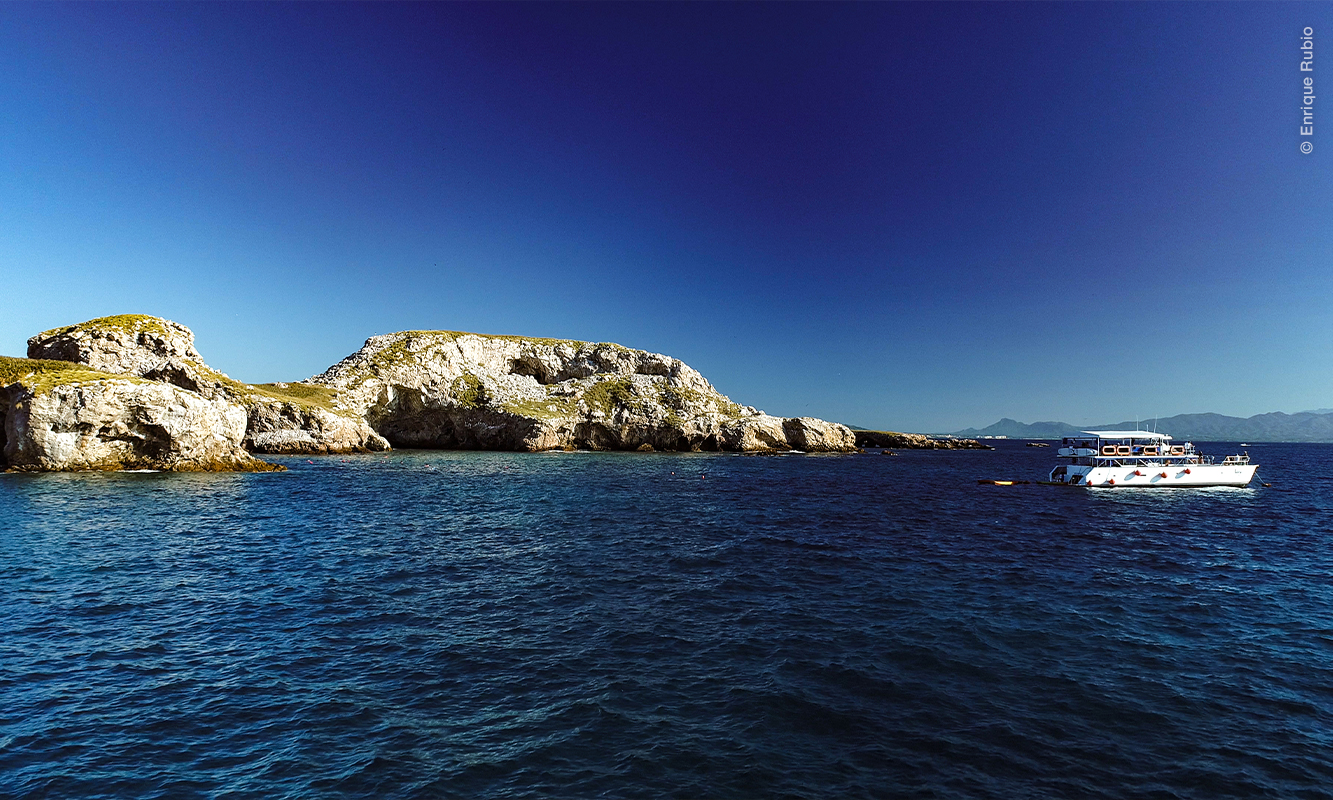 Islas marietas y barco de servicios turísticos aproximandose a la costa.
