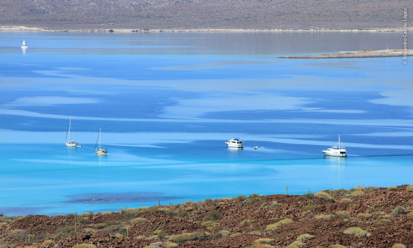 Embarcaciones en la costa del Parque Nacional Bahía de Loreto