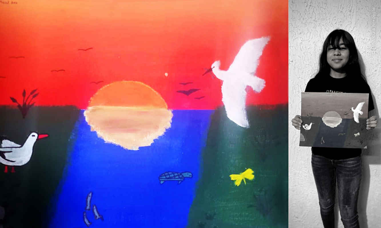 Participante del Concurso de Artes Plásticas sosteniendo su cuadro.