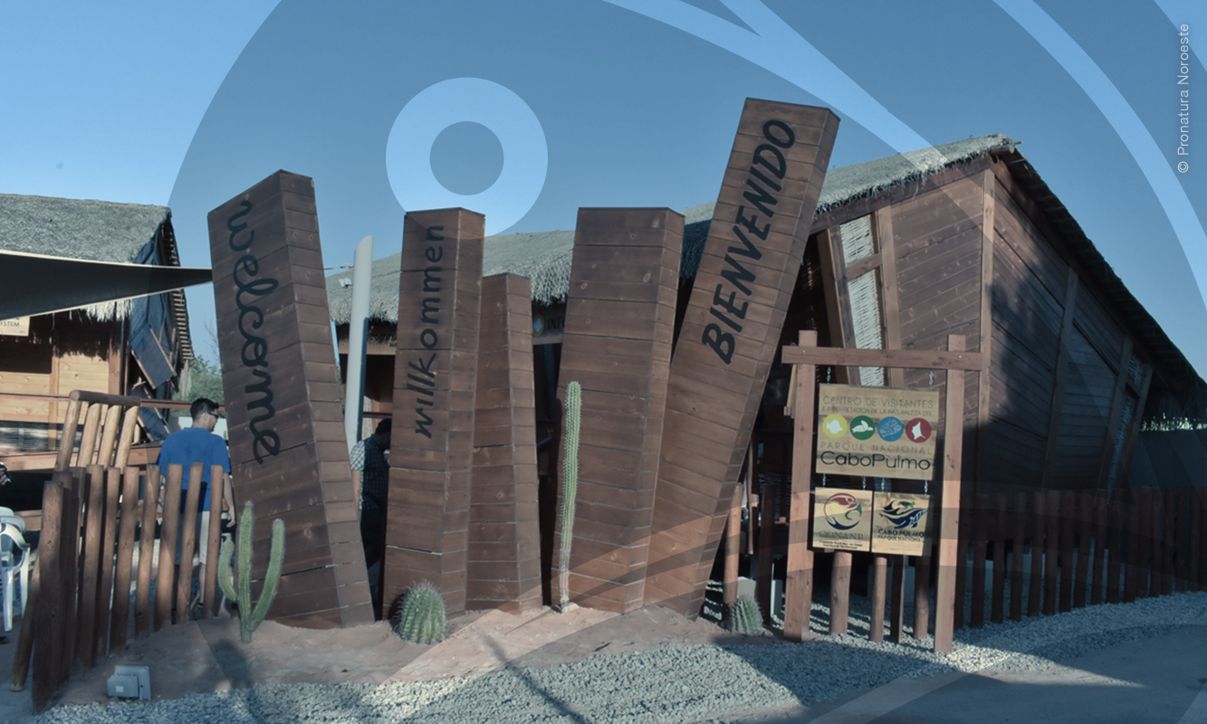 Centro de Visitantes Cabo Pulmo con marca de agua de pavón de Pronatura Noroeste