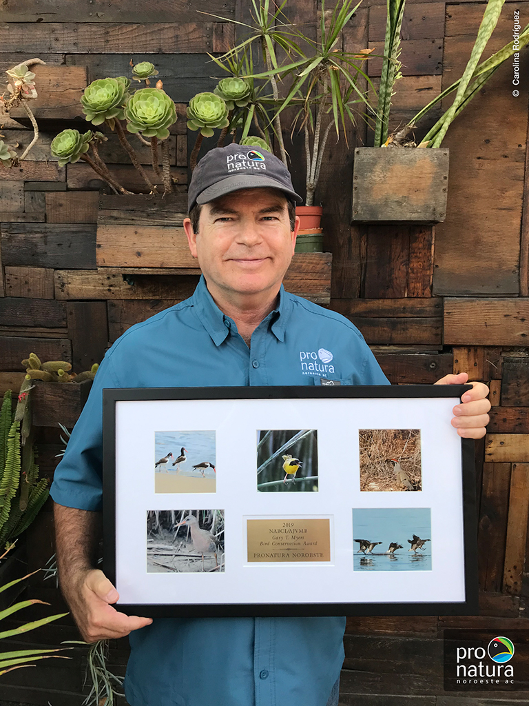 Gustavo D. Danemann presentando el Premio