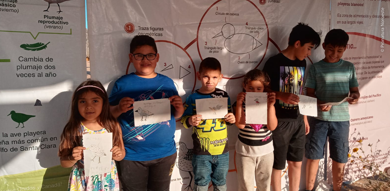 Niños mostrando los resultados de su actividad en módulo