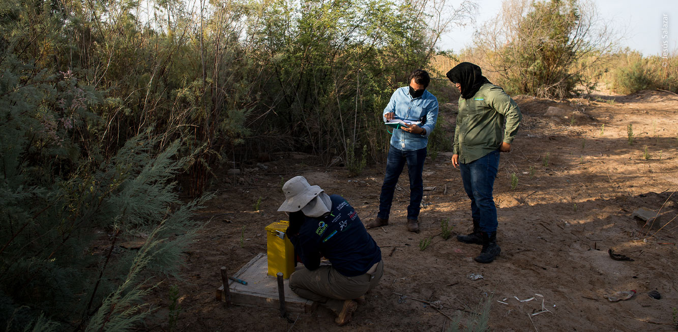 Personal de Revive el Río haciendo mediciones.
