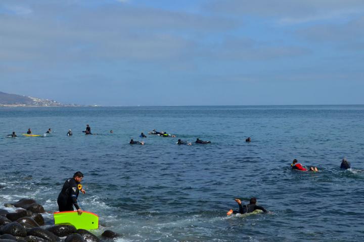 Surfistas en Bahía de Todos Santos