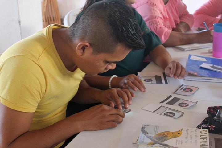 Promotor ambiental realizando actividad durante el taller. 