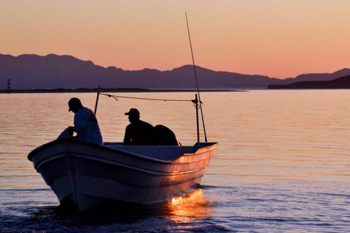 Atardecer con pescadores en Bahía de Los Ángeles