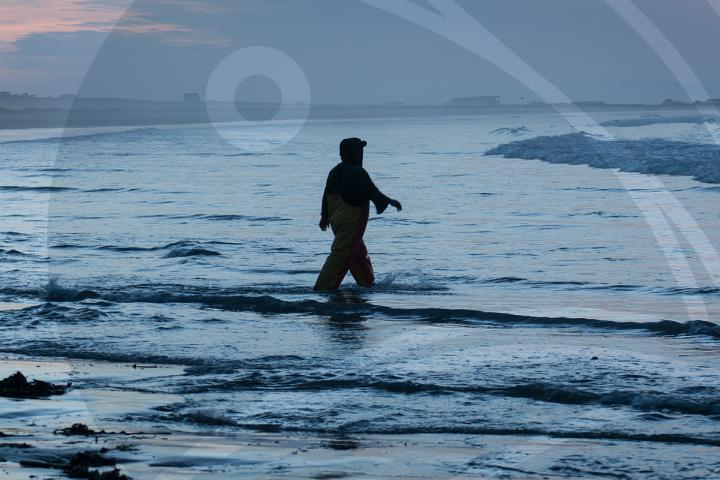 Pescador que camina en la orilla. Foto de Yohena Raya.