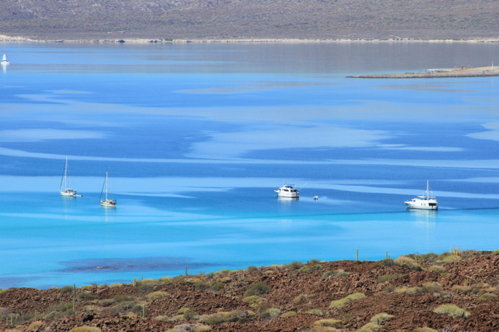 Embarcaciones en la costa del Parque Nacional Bahía de Loreto