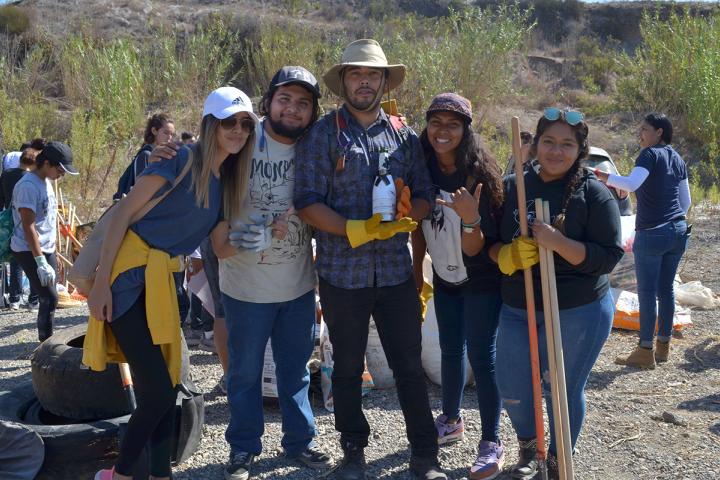 Estudiantes de comunicación de la FCAyS en Limpieza Costera Internacional de 2018