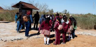 Alumnos en recorrido por el sendero de Las Arenitas.