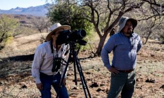 César de León observando el área.