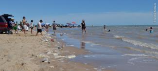 Playa del Golfo de Santa Clara con visitantes por Semana Santa.