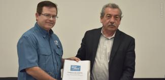Gustavo Danemann Director Ejecutivo de Pronatura Noroeste, entrega cartas de apoyo al Subsecretario Carmelo Zavala.