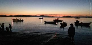 Barcos de pesca y pescadores al amanecer en Bahía de los Ángeles, Baja California.