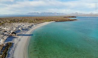 Vista aérea de la costa de Loreto, Baja California Sur. Imagen de Israel Popoca.