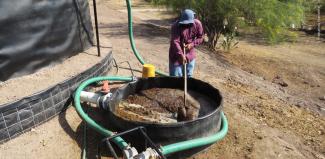 Persona trabajando en biodigestor