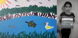 Niña mostrando su obra para el concurso de artes plásticas.