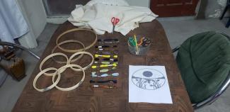 Materiales antes del comienzo del taller de bordado.