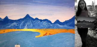 Joven mostrando su paisaje inspirado en Guerrero Negro, para el concurso de artes plásticas.